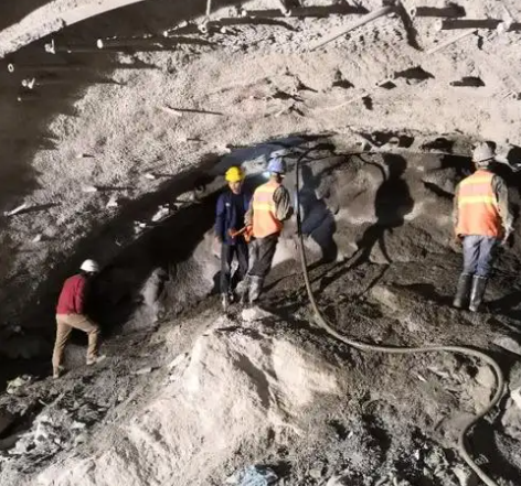 石碌镇拱顶带模注浆料的施工流程及注意事项